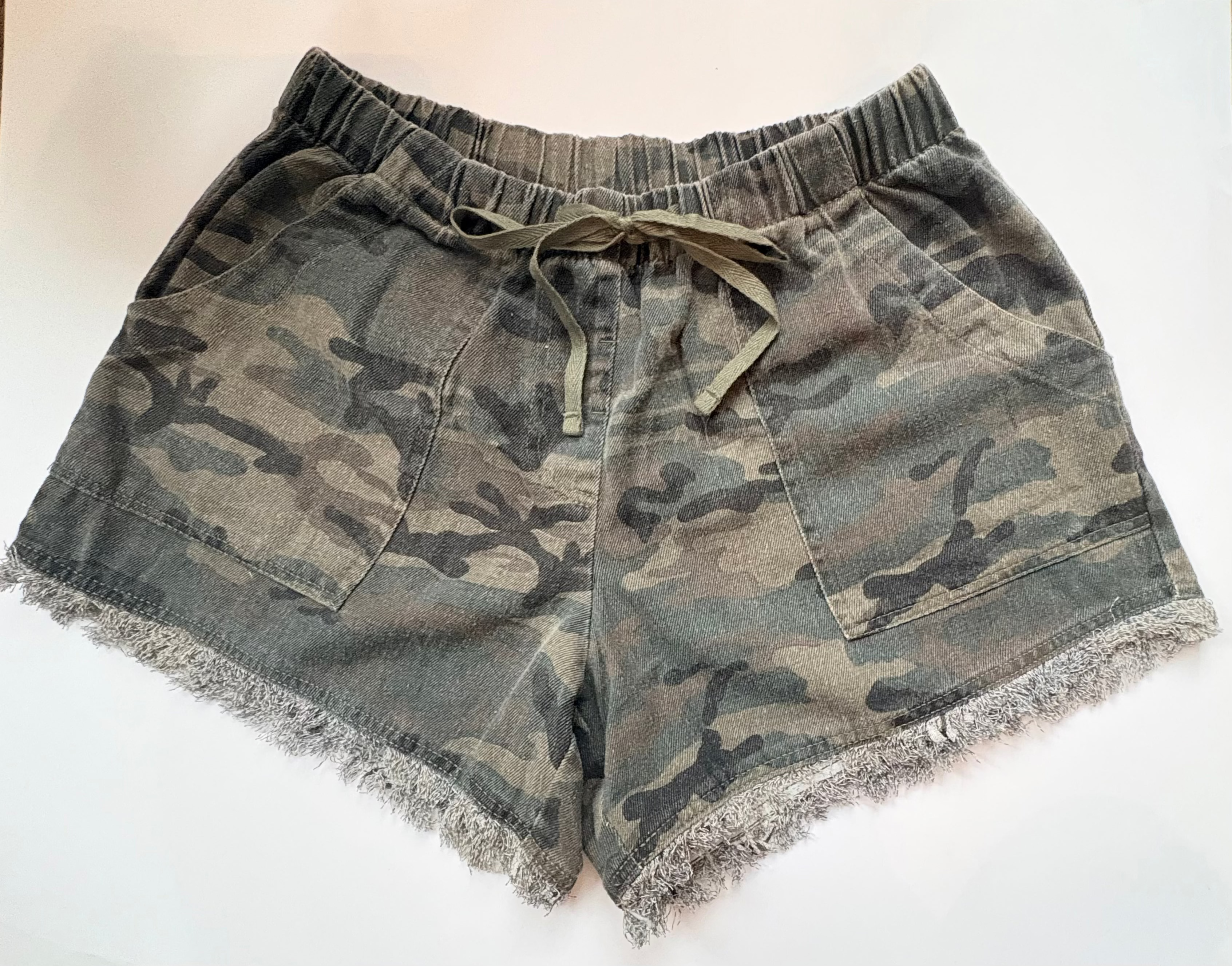 Camo Print Raw Hem Drawstring Lounge Shorts – Olive/Charcoal