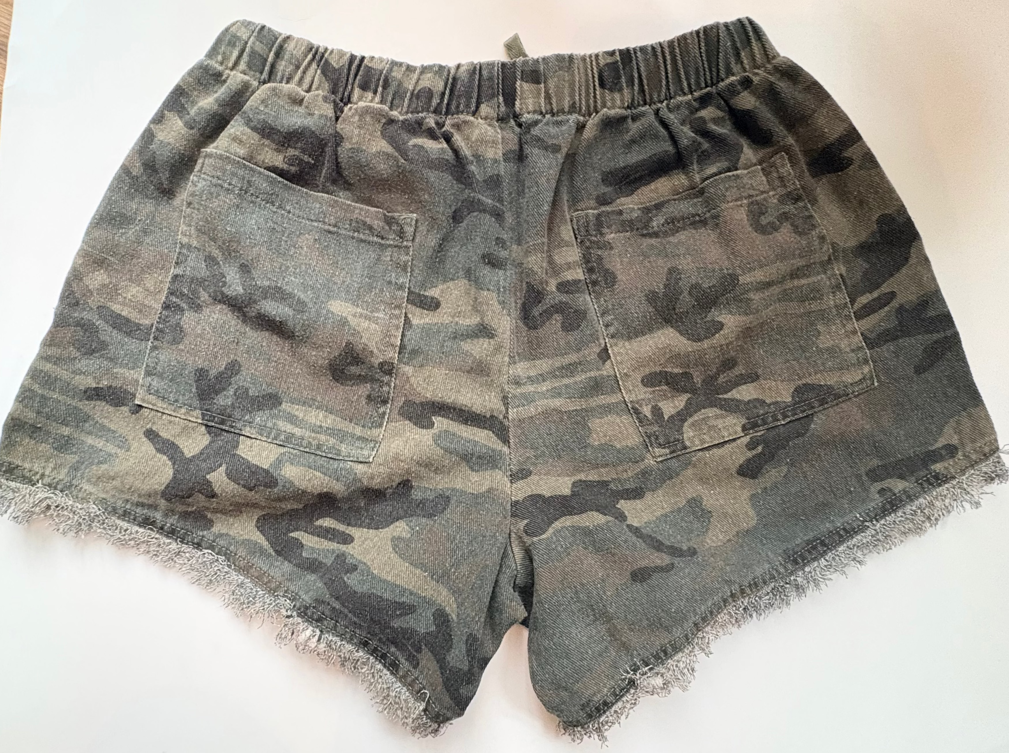 Camo Print Raw Hem Drawstring Lounge Shorts – Olive/Charcoal